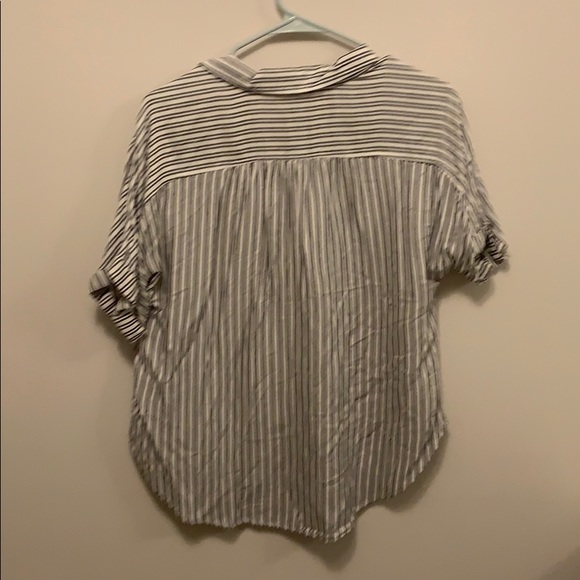 Button up Universal Thread top - Picture 3 of 3